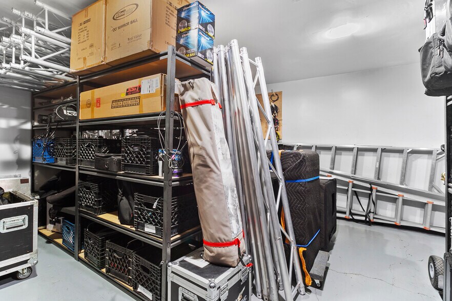 More Photos Of 22520-22522 Ventura Blvd, Woodland Hills Storefront Retail Office For Lease