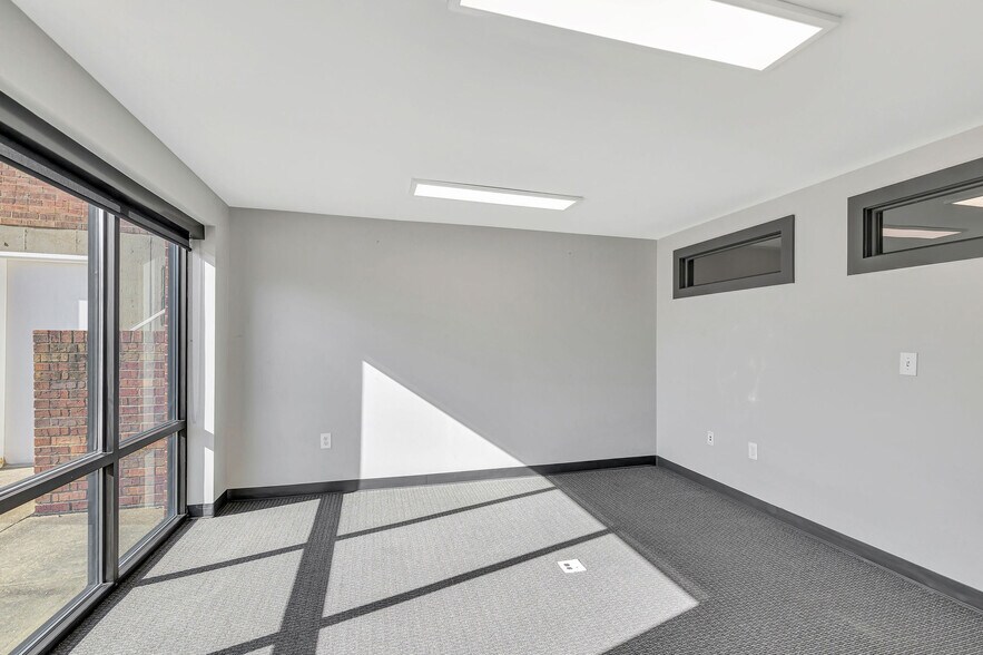 More Photos Of 2327 Anderson Rd, Crescent Springs Office For Lease