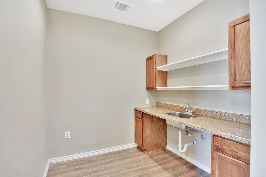 More Photos Of 20150 Kuykendahl Rd, Spring Warehouse For Lease