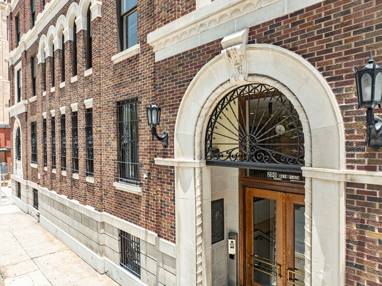 More Photos Of 200 Main Plz, San Antonio Office For Lease