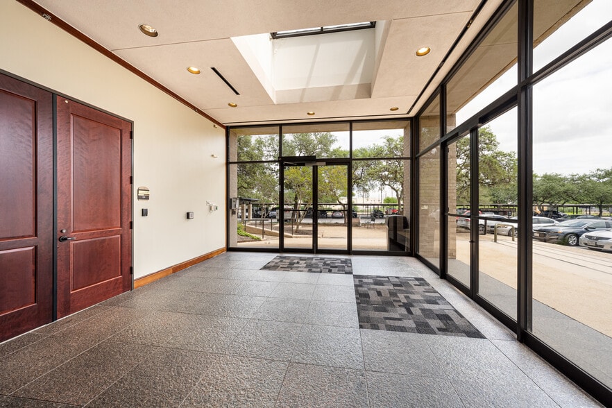 More Photos Of 2700 NE Loop 410, San Antonio Office For Lease