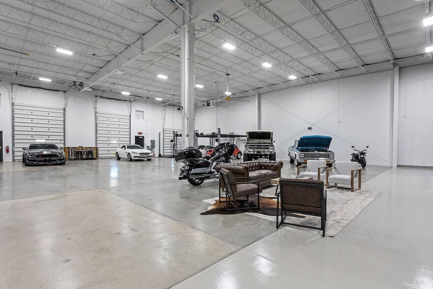 More Photos Of 3455 Centerpoint Dr, Grove City Warehouse For Lease