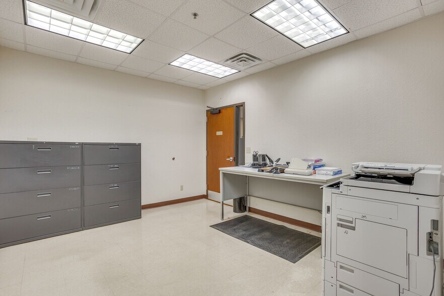 More Photos Of 3500 Noble Ave, Fort Worth Flex For Lease