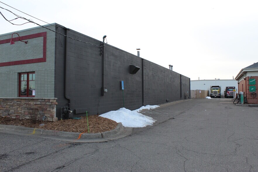 More Photos Of 541 W 90th St, Bloomington Showroom For Sale