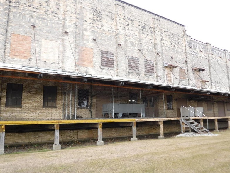 More Photos Of 1306-1310 Clark St, Manitowoc Distribution For Sale