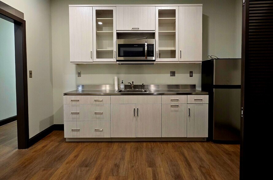 More Photos Of 913 Cobb Pky N, Marietta Warehouse For Lease