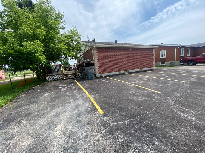 More Photos Of 56 Yonge St S, Springwater Fast Food For Sale