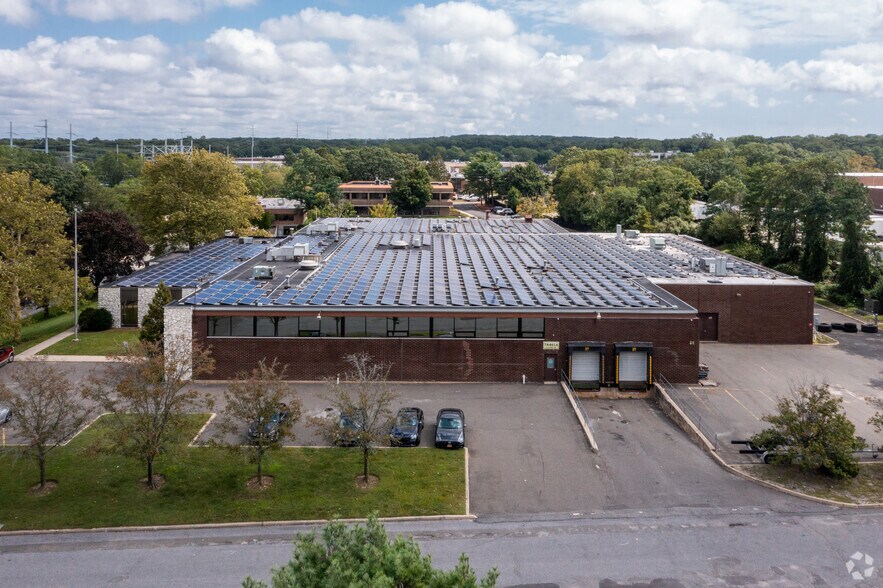 More Photos Of 40 Rabro Dr, Hauppauge Warehouse For Lease