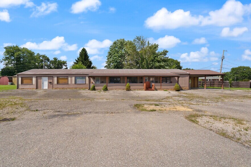 More Photos Of 756 Lakeshore Dr, Scottsburg Flex For Sale