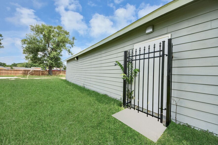 More Photos Of 8346 Howard Dr, Houston Office For Sale