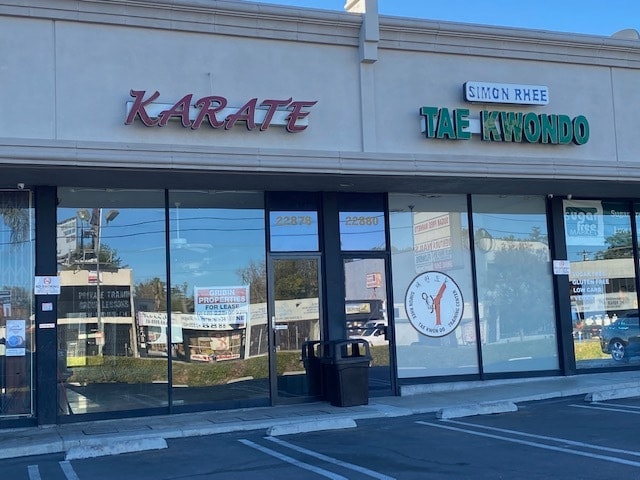 More Photos Of 22864-22898 Ventura Blvd, Woodland Hills Storefront For Lease