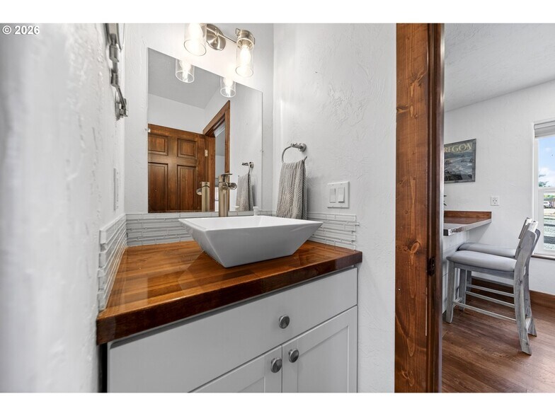 More Photos Of 29940 Harbor Way, Gold Beach Apartments For Sale