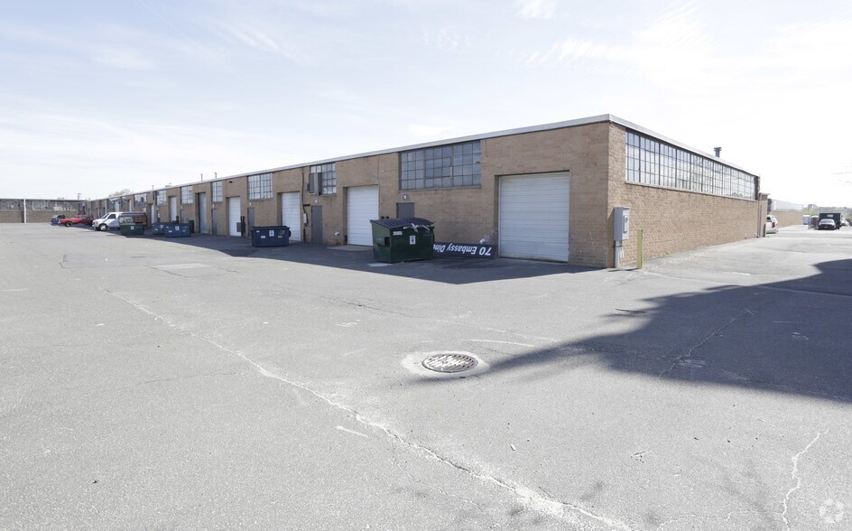 More Photos Of 78-102 E Industry Ct, Deer Park Warehouse For Lease