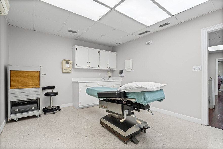 More Photos Of 3664 College Ln S, Mobile Medical For Sale