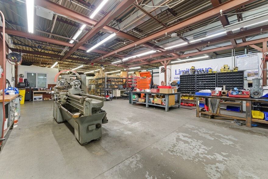 More Photos Of 34 Elise St, Westfield Industrial For Lease