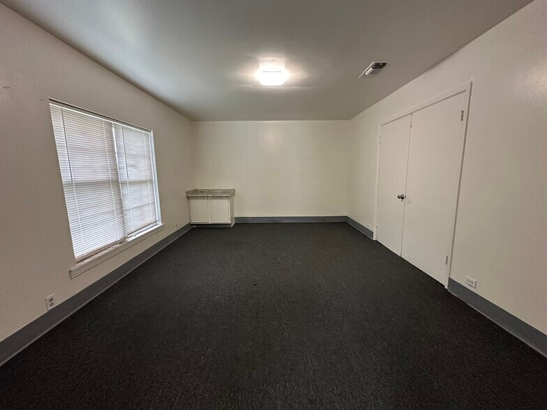 More Photos Of 6628 Crestway Dr, San Antonio Flex For Sale