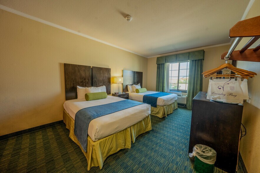 More Photos Of 1306 E Commerce St, San Antonio Hotel For Sale