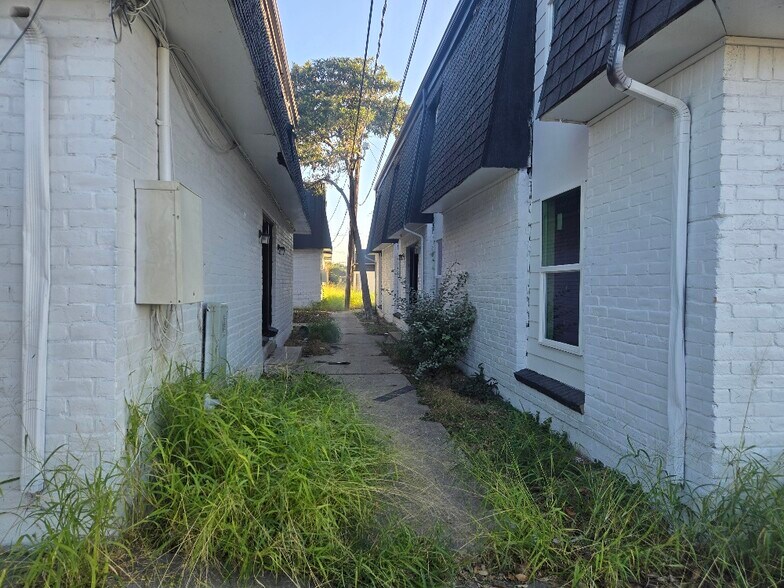 More Photos Of 1200 E Houston St, Beeville Apartments For Sale