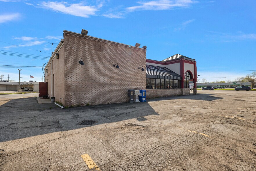 More Photos Of 37116 S Groesbeck Hwy, Clinton Township Restaurant For Sale