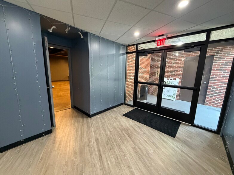 More Photos Of 516 Adams St, Mason Flex For Sale