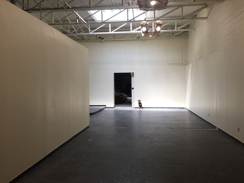 More Photos Of 1341 Plowman Ave, Dallas Light Manufacturing For Lease