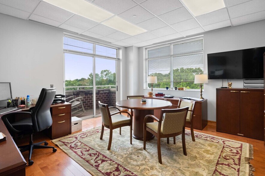 More Photos Of 662 Penn St, Newtown Office For Sale