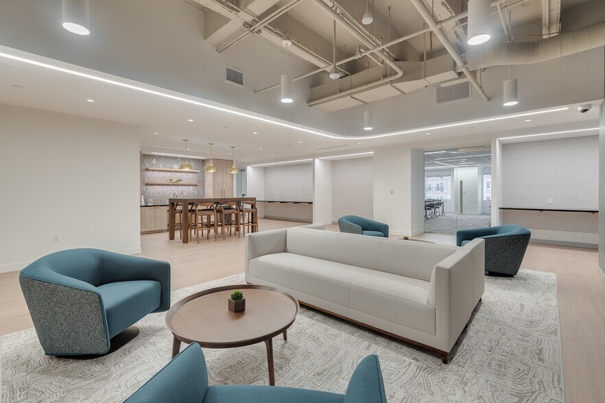 More Photos Of 5949 Sherry Ln, Dallas Office For Sale