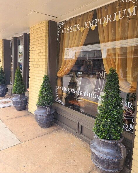 Primary Photo Of 208 W Alamo St, Brenham Storefront For Lease