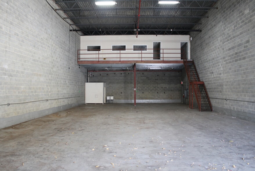 More Photos Of 5540 44th St, Maspeth Warehouse For Lease