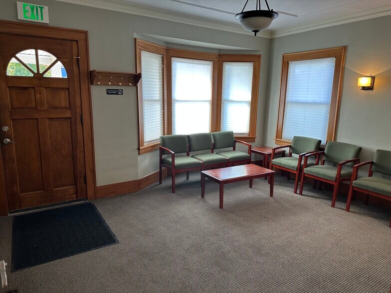 More Photos Of 62 Empire Blvd, Rochester Medical For Lease