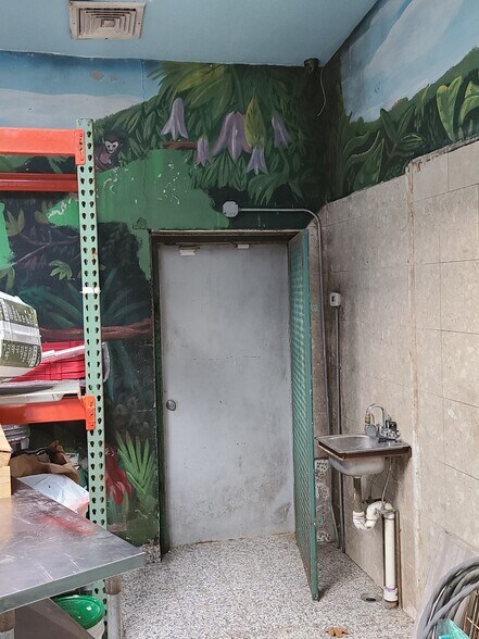 More Photos Of 176 Jericho Tpke, Mineola Storefront For Sale