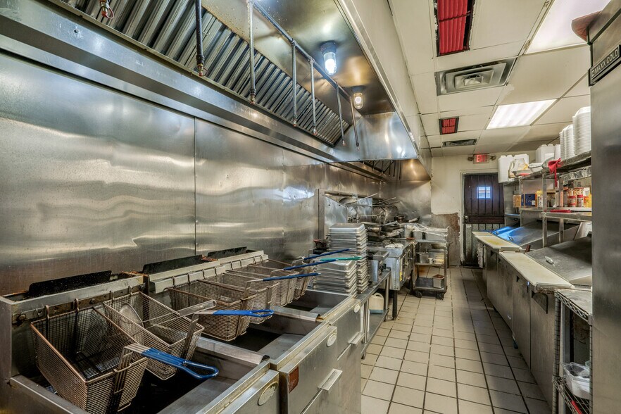 More Photos Of 4516 Maplewood Ave, Wichita Falls General Retail For Sale