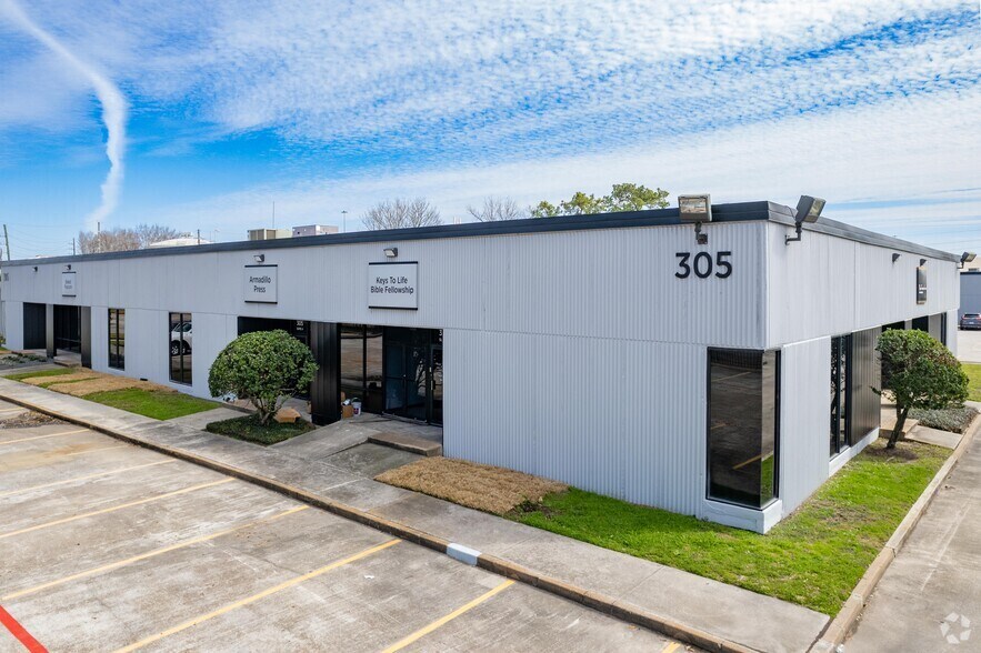 Primary Photo Of 301 Wells Fargo Dr, Houston Unknown For Lease