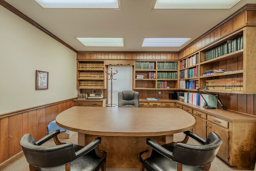 More Photos Of 40 W Main St, Savannah Office For Sale