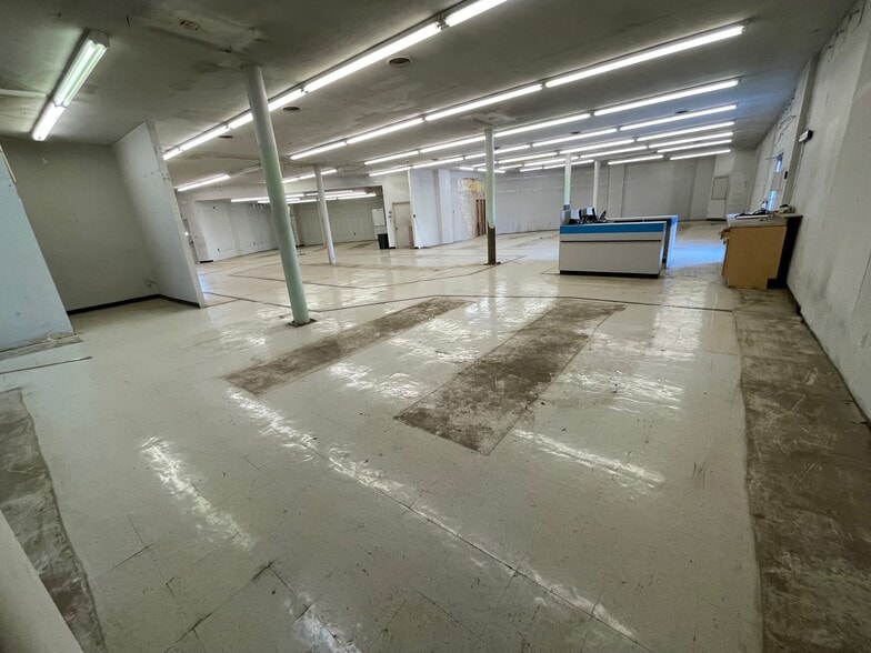 More Photos Of 130 W 3rd St, Waynesboro Light Distribution For Lease