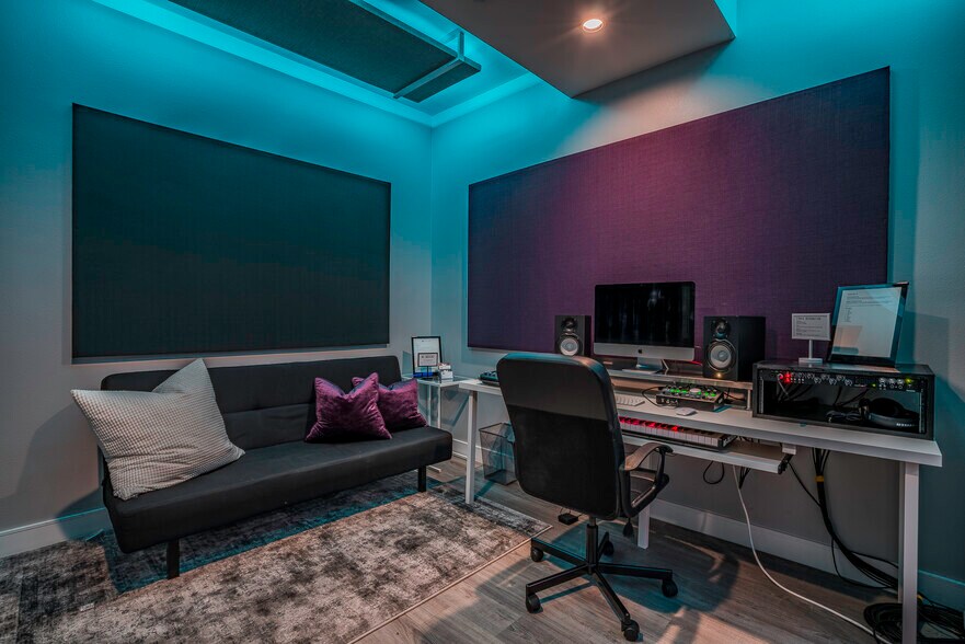 More Photos Of 3809 W Burbank Blvd, Burbank Loft Creative Space For Lease