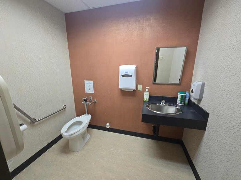 More Photos Of 1903 105 St NW, Edmonton Freestanding For Lease