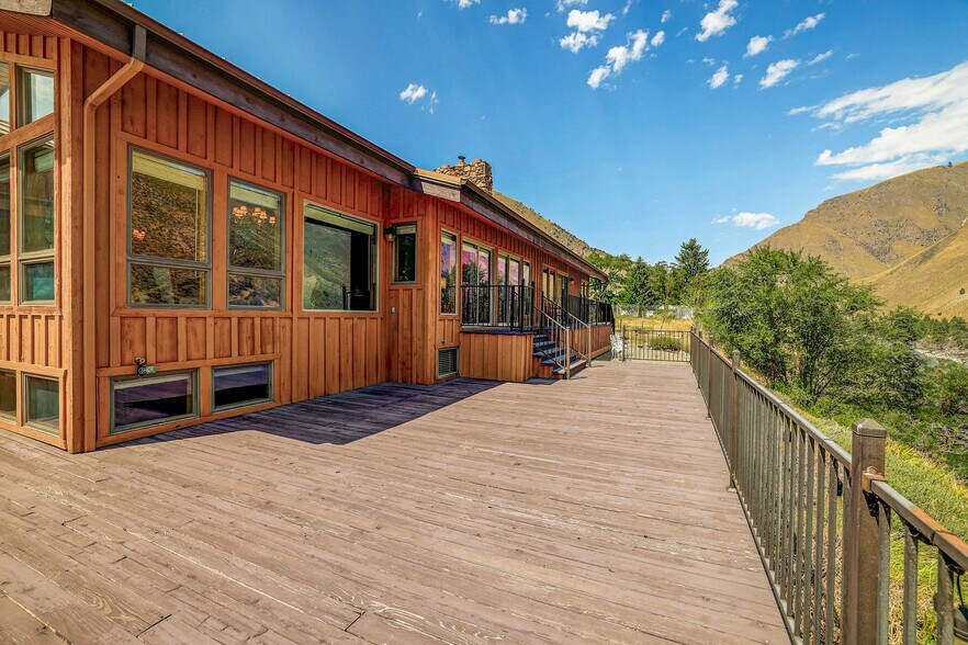 More Photos Of 420-422 Main Street St, Riggins Specialty For Sale