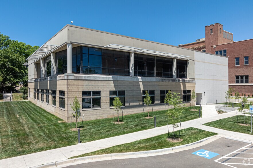 More Photos Of 300 E 39th St, Kansas City Unknown For Lease