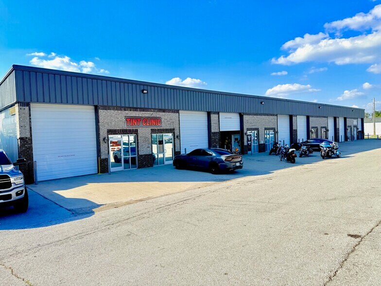 More Photos Of 4103 W Sunshine St, Springfield Warehouse For Lease