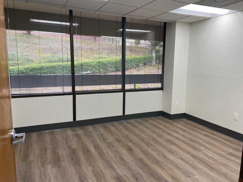More Photos Of 16885 W Bernardo Dr, San Diego Loft Creative Space For Lease