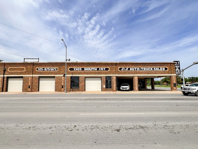 More Photos Of 1305 S 1st St, Abilene General Retail For Sale