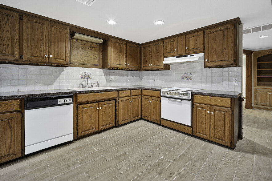 More Photos Of 2127 SE 44th St, Oklahoma City Service For Sale