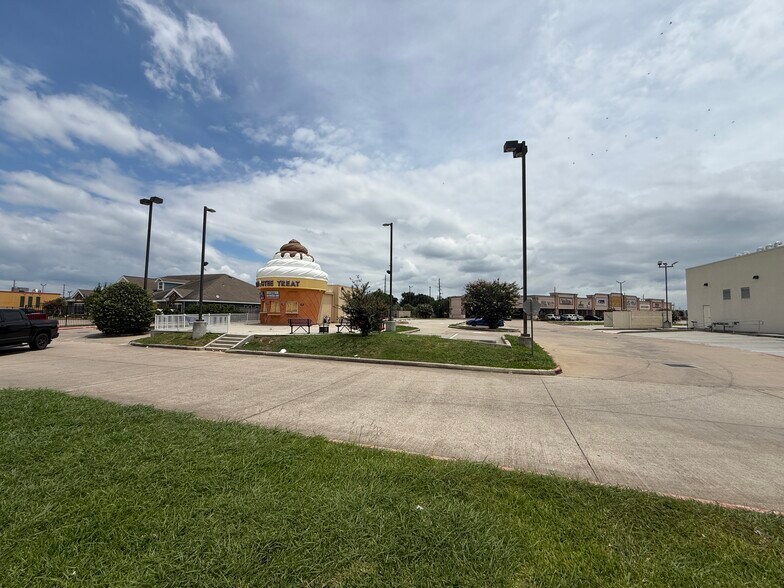 More Photos Of 7018 Fry Rd, Cypress Freestanding For Lease