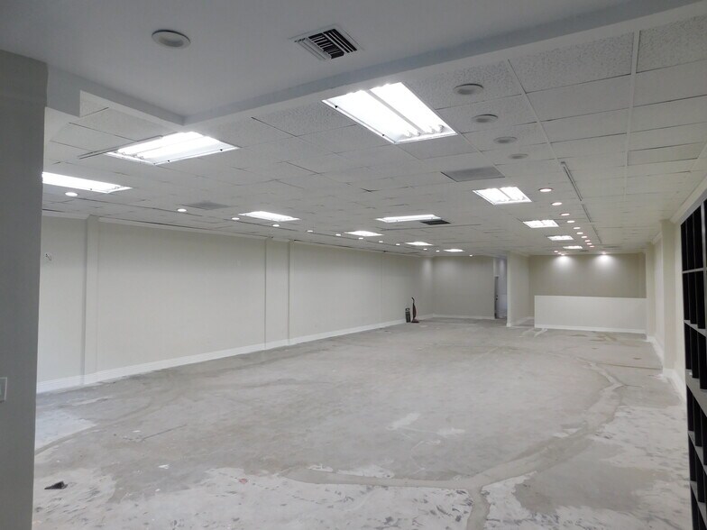 More Photos Of 16938-16940 Ventura Blvd, Encino Storefront For Lease