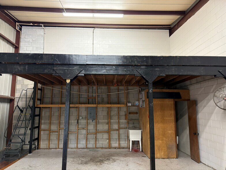 More Photos Of 3903 Industry Blvd, Lakeland Warehouse For Lease