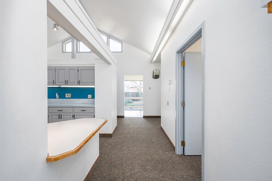 More Photos Of 1336 E Hunter Pl, Moses Lake Office For Sale