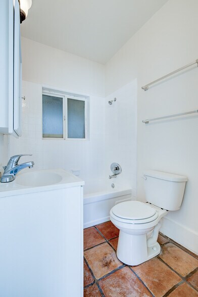 More Photos Of 19 Wavecrest Ave, Venice Apartments For Sale