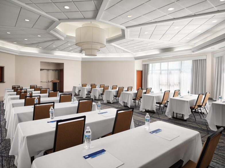 More Photos Of 110 James Dr E, Saint Rose Hotel For Sale