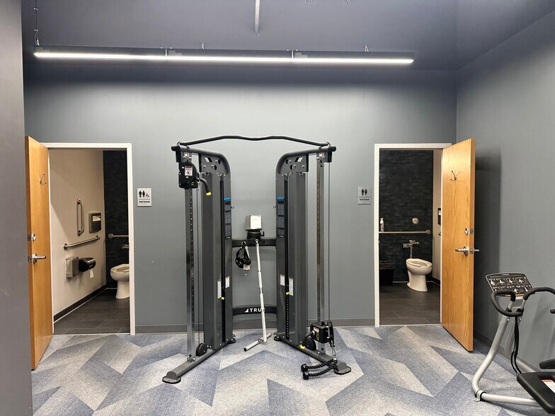 More Photos Of 1041-1049 S Woods Mill Rd, Chesterfield Storefront Retail Office For Lease